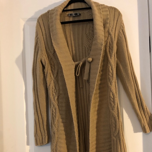 Y London Long tan sweater with Fringe. - Picture 3 of 6